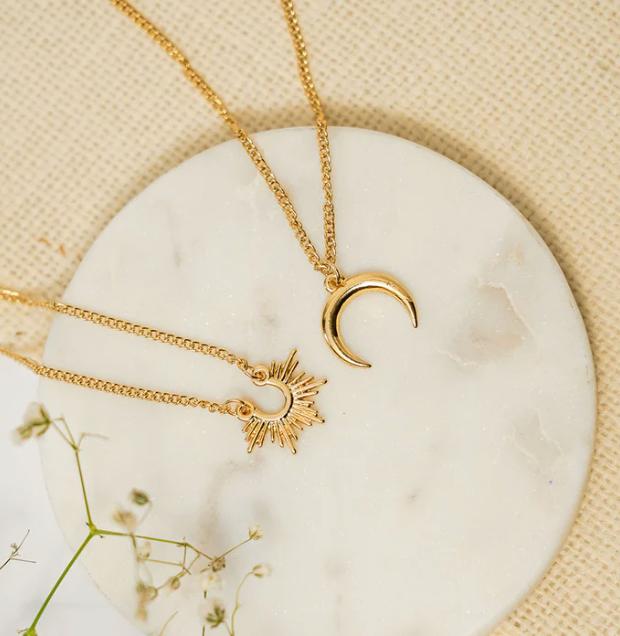 Minimalist silver necklace for everyday wear